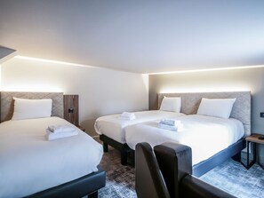 Minibar con artículos gratuitos y caja de seguridad en la habitación 