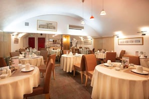 Desayuno buffet (EUR 14 por persona)