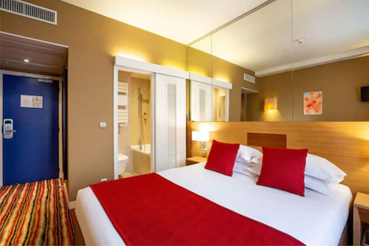 In-room safe, desk, soundproofing, iron/ironing board