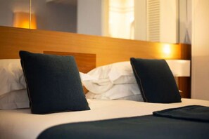 In-room safe, desk, soundproofing, iron/ironing board - Hotel Pavillon Bastille (Paris)