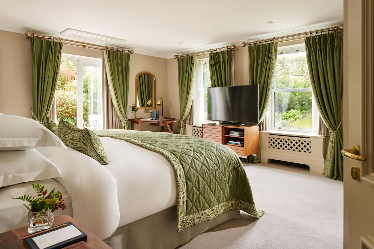 Suite | Premium bedding, in-room safe, blackout curtains, iron/ironing board