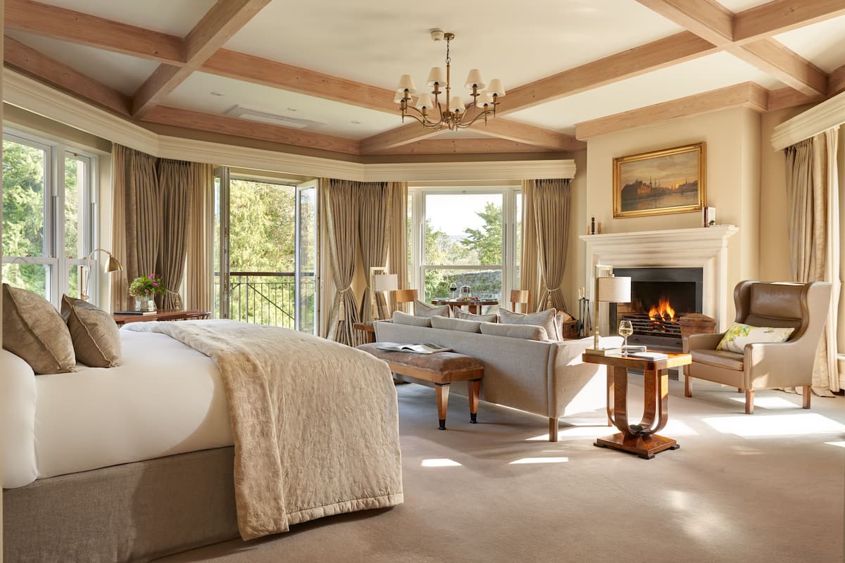 signature suite | living room | plasma tv