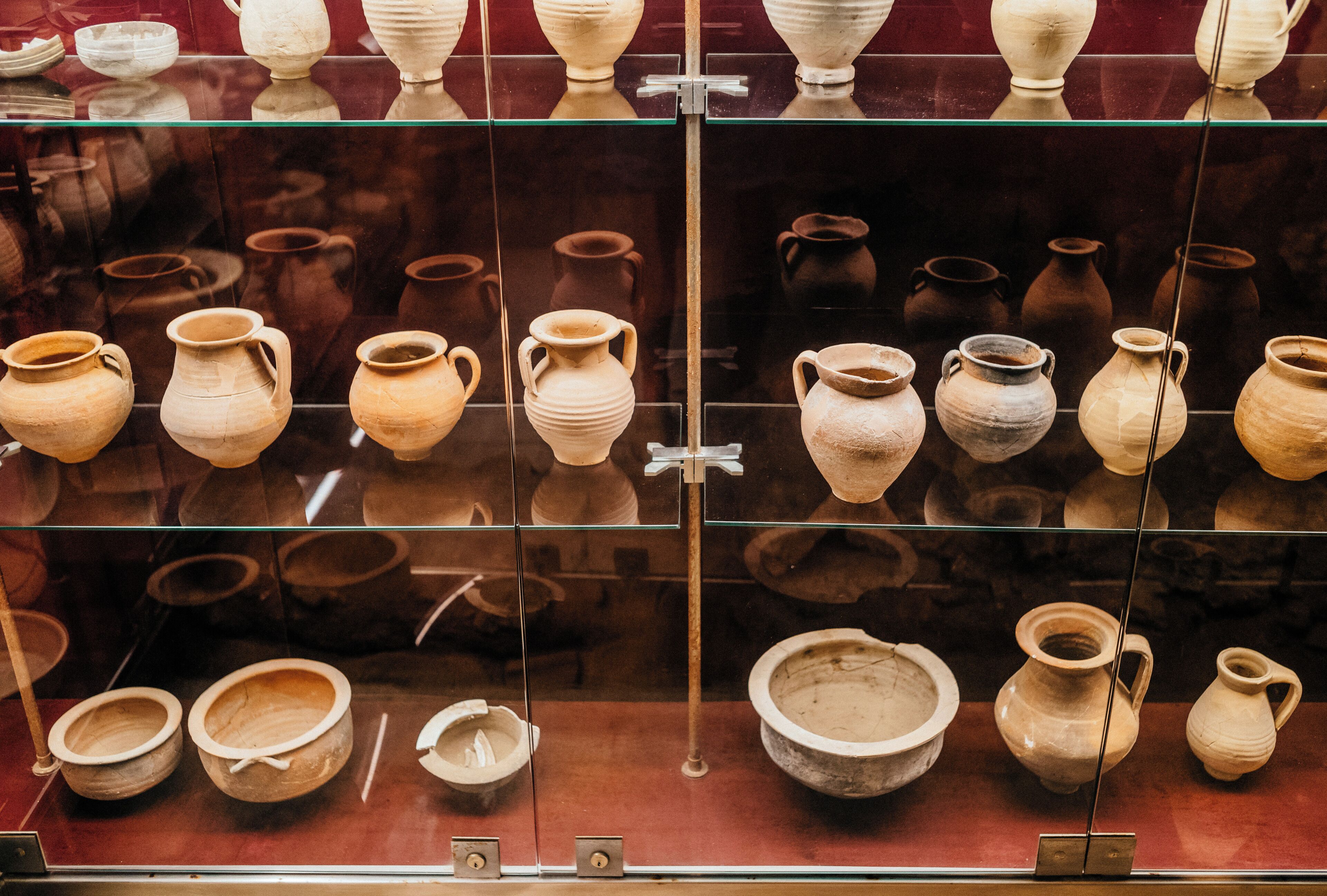 Una exhibición de diferentes piezas de cerámica en un museo.