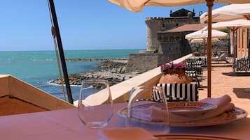 Aperto a colazione e pranzo, cucina mediterranea, con vista sul mare