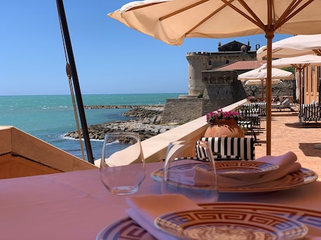 Se sirven desayunos, comidas y cocina mediterránea con vista al mar