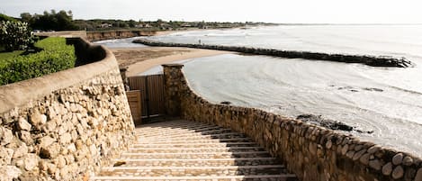 Plage privée, chaise longue, parasol, serviettes de plage