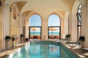 Piscine couverte, parasols de plage, chaises longues
