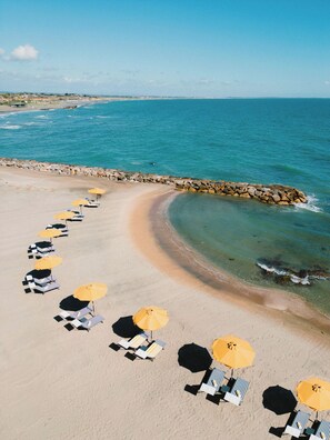 Private beach, sun loungers, beach umbrellas, beach towels - La Posta Vecchia Hotel (Ladispoli)