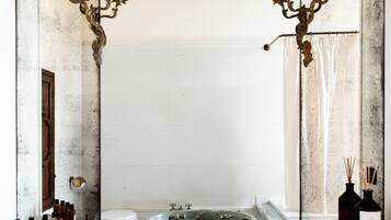 The Castello Suite | Bad | Designertoalettartikler, hårføner, badekåper og tøfler