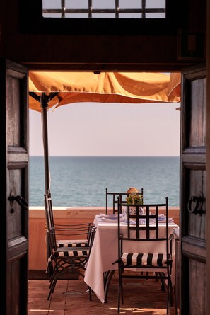 Frühstück, Mittagessen, Abendessen, mediterrane Küche, Blick aufs Meer