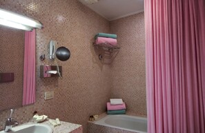 Bathroom shower - Hotel Columbia (Rome)