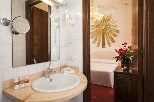 Set di cortesia gratuito, asciugacapelli, bidet, asciugamani