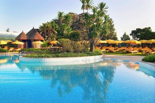 2 piscinas al aire libre, camas de piscina gratis, sombrillas