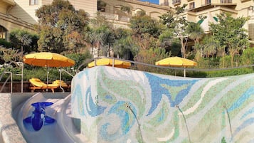 2 piscines extérieures, cabanons gratuits, parasols de plage