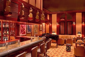 5 restaurants; lunch and dinner served