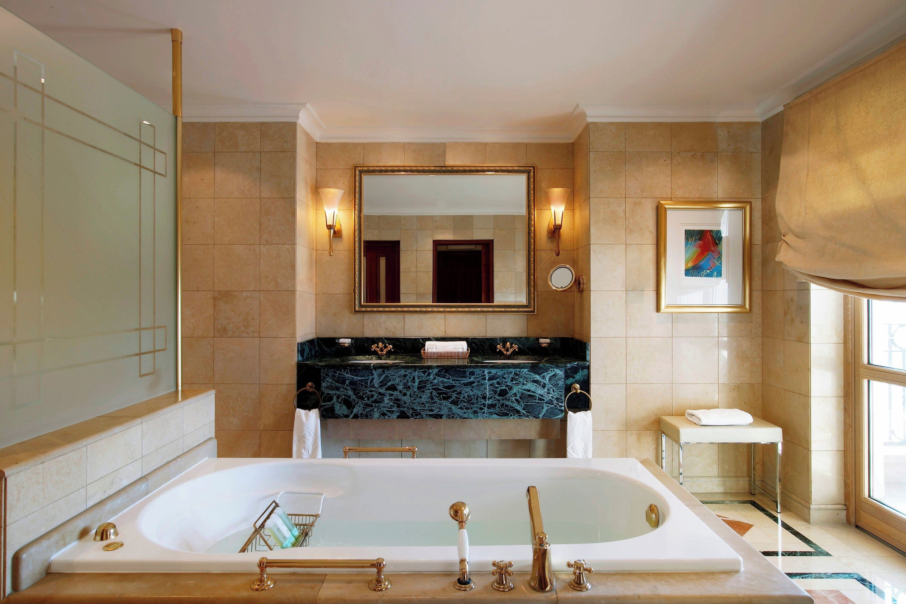 executive suite, 1 king bed, balcony | bathroom | combined shower/bathtub, free toiletries, hair dryer, bathrobes