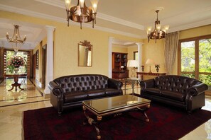 Serviert Mittagessen und Abendessen