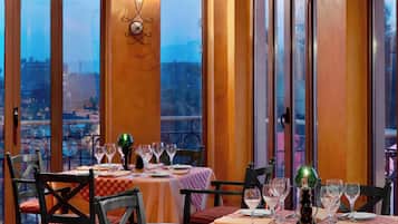 5 restaurantes; se sirve almuerzo y cena; cocina italiana