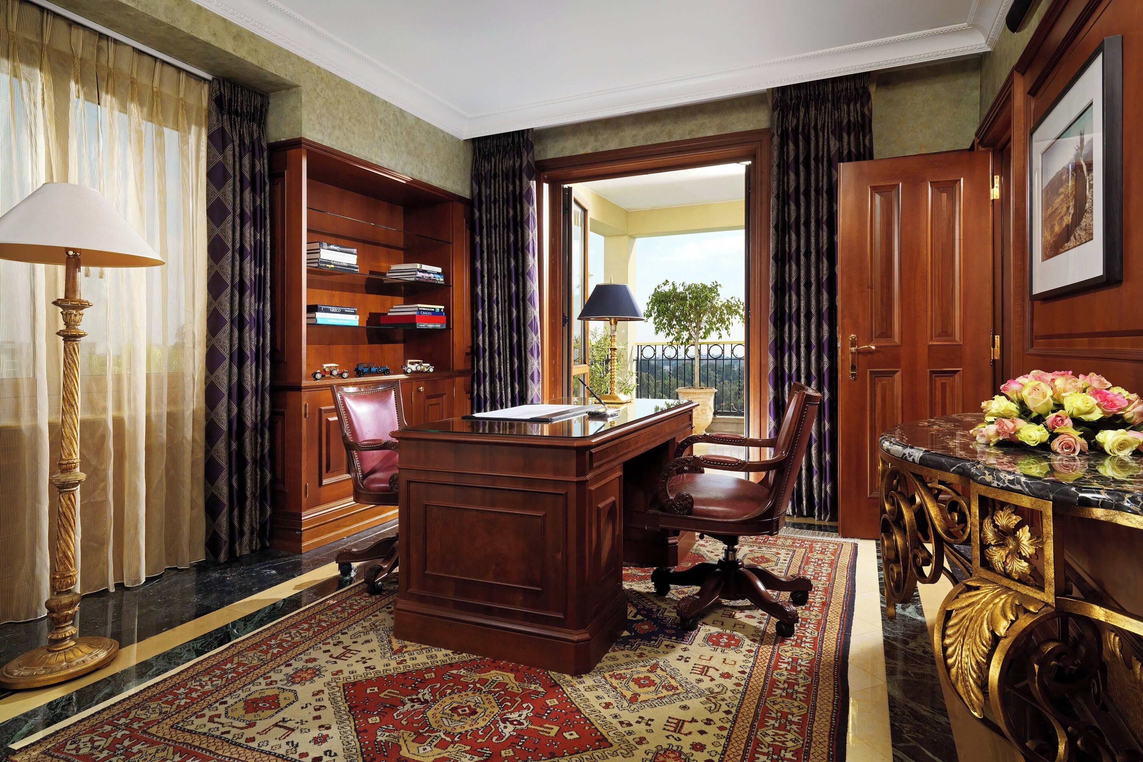 executive suite, 1 king bed, balcony | 1 bedroom, premium bedding, minibar, in-room safe