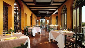 5 restaurants; lunch and dinner served