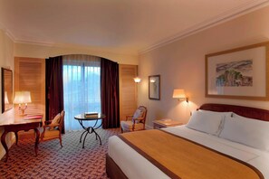 Junior-Suite, 1 King-Bett, Raucher, Balkon | 1 Schlafzimmer, hochwertige Bettwaren, Minibar, Zimmersafe