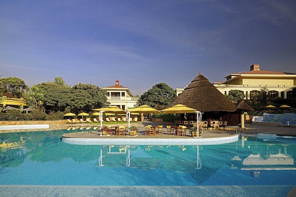 2 outdoor pools, open 5:30 AM to 11:00 PM, free pool cabanas