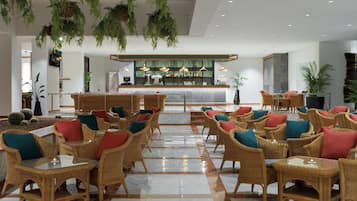 2 bars/lounges, een poolbar