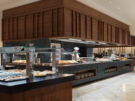 Se sirven desayunos y cocina internacional, con vista a la piscina 