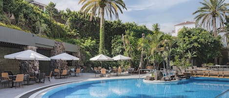 2 piscines extérieures, parasols de plage, chaises longues