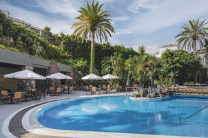 2 piscinas al aire libre, sombrillas, sillones reclinables de piscina
