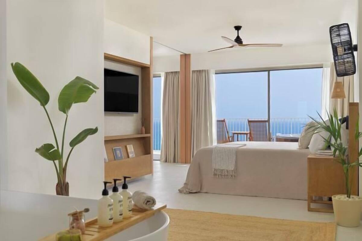 Premium bedding, down duvets, minibar, in-room safe