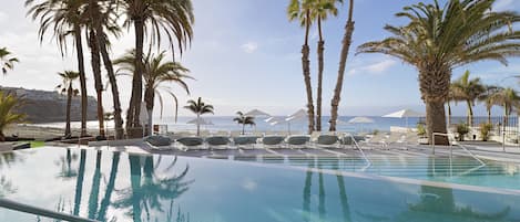 3 piscines extérieures, parasols de plage, chaises longues