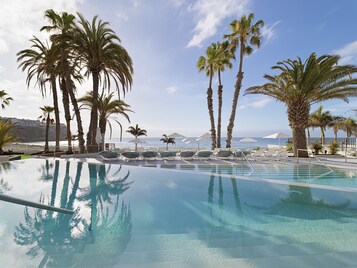 3 piscines extérieures, parasols de plage, chaises longues