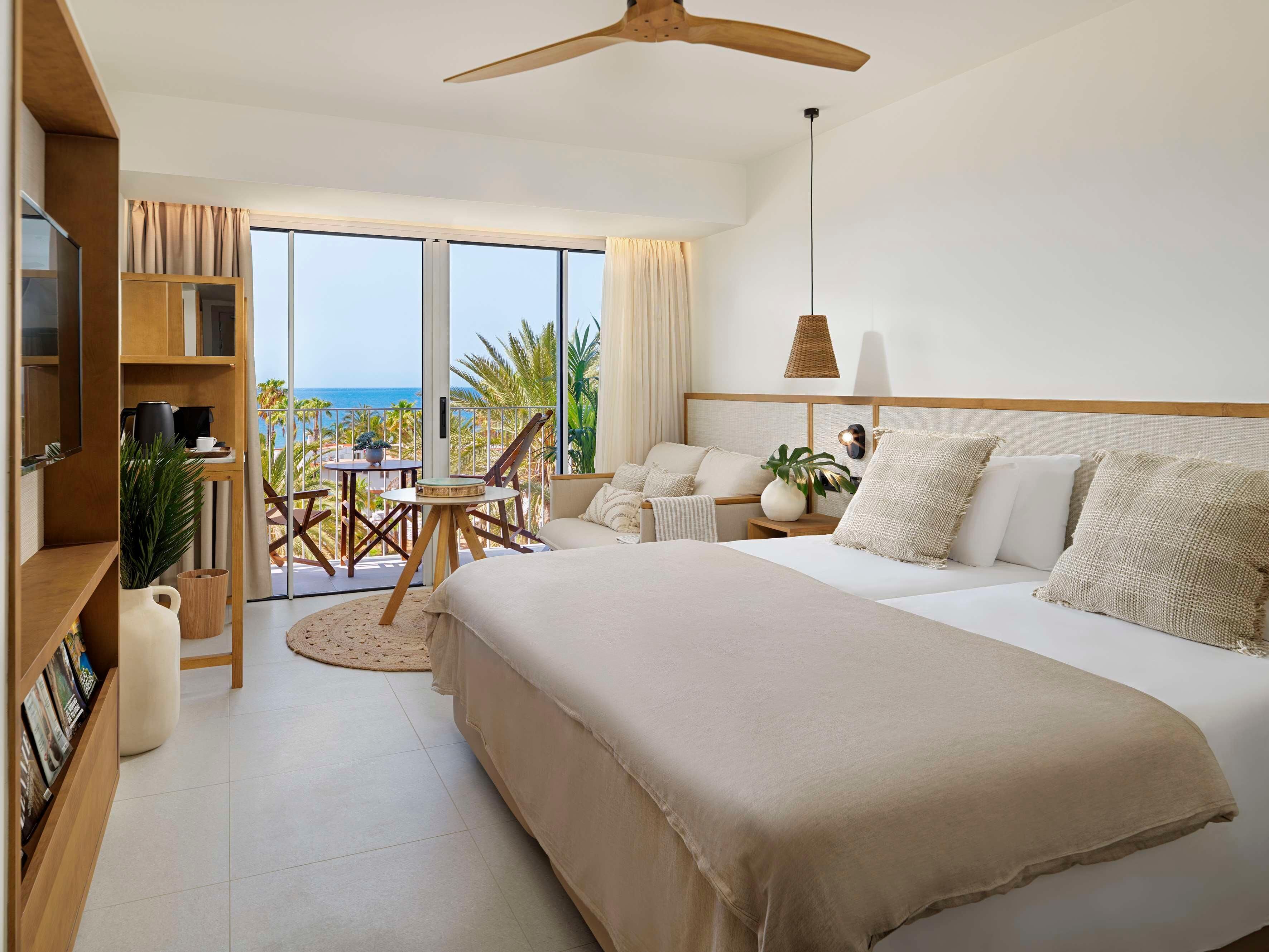 Bộ đồ giường cao cấp, chăn bông, minibar, két bảo mật tại phòng 