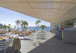 8 restaurants, international cuisine
