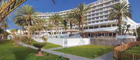 Vista frontal de la propiedad