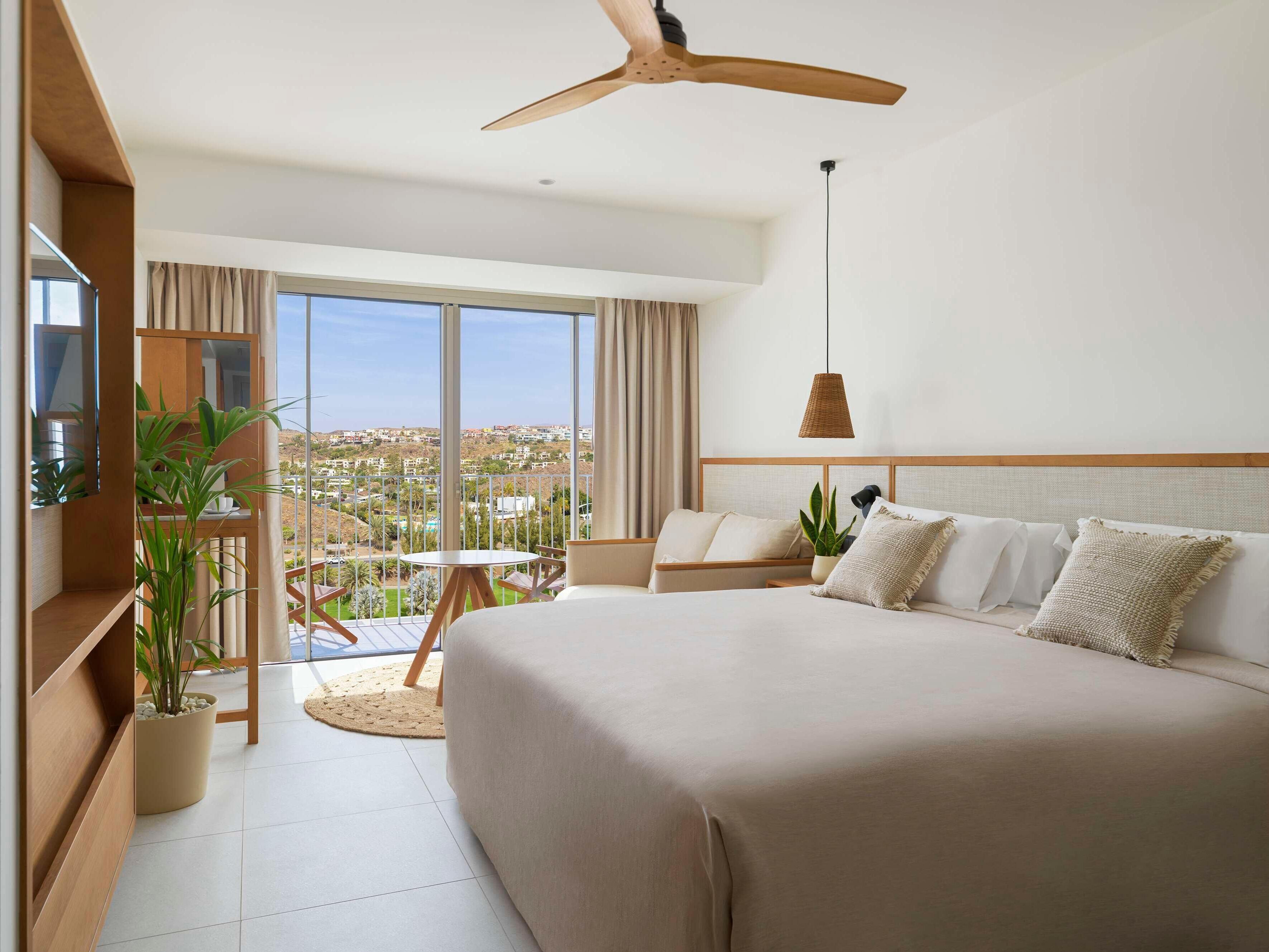 Bộ đồ giường cao cấp, chăn bông, minibar, két bảo mật tại phòng 