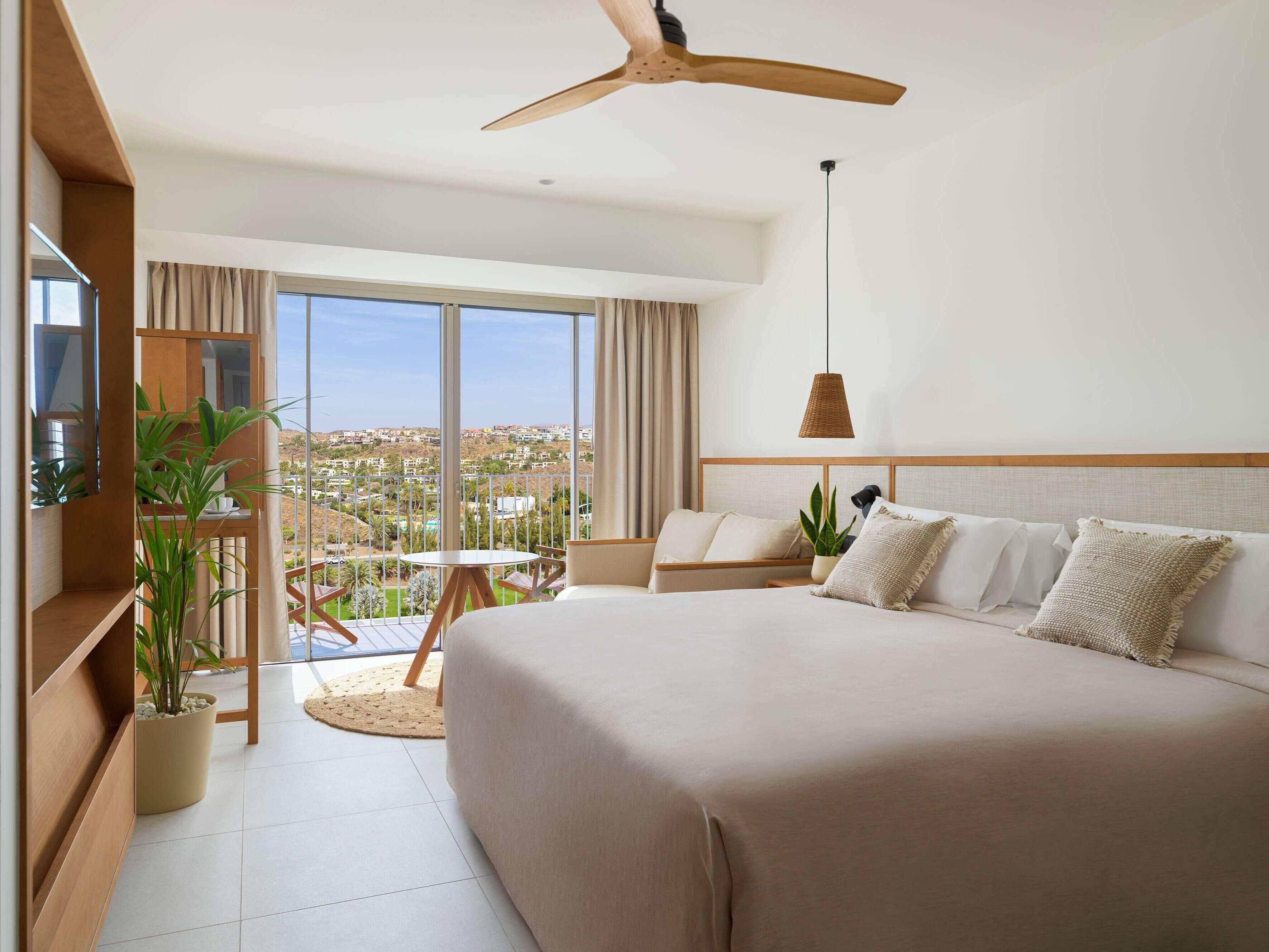 Bộ đồ giường cao cấp, chăn bông, minibar, két bảo mật tại phòng 
