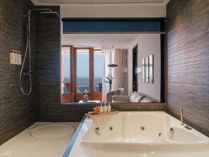 Royal Suite Sea View | Salle de bain | Articles de toilette écologiques, sèche-cheveux, peignoirs, chaussons