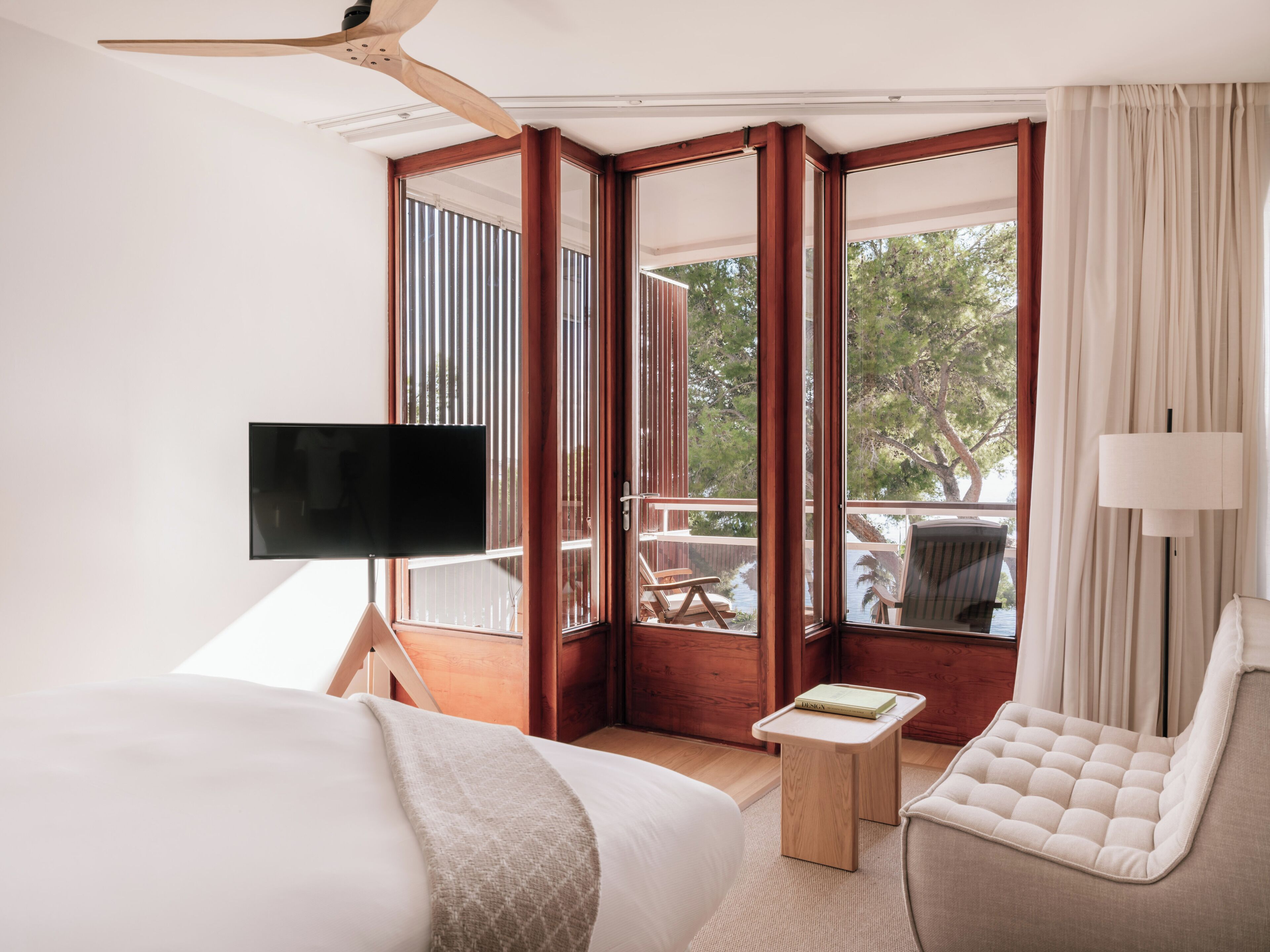 Hypo-allergenic bedding, minibar, in-room safe, desk