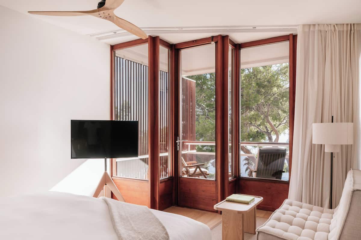 Hypo-allergenic bedding, minibar, in-room safe, desk