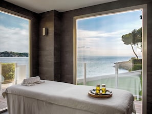 Couples treatment rooms, sauna, hot tub, steam room, body treatments