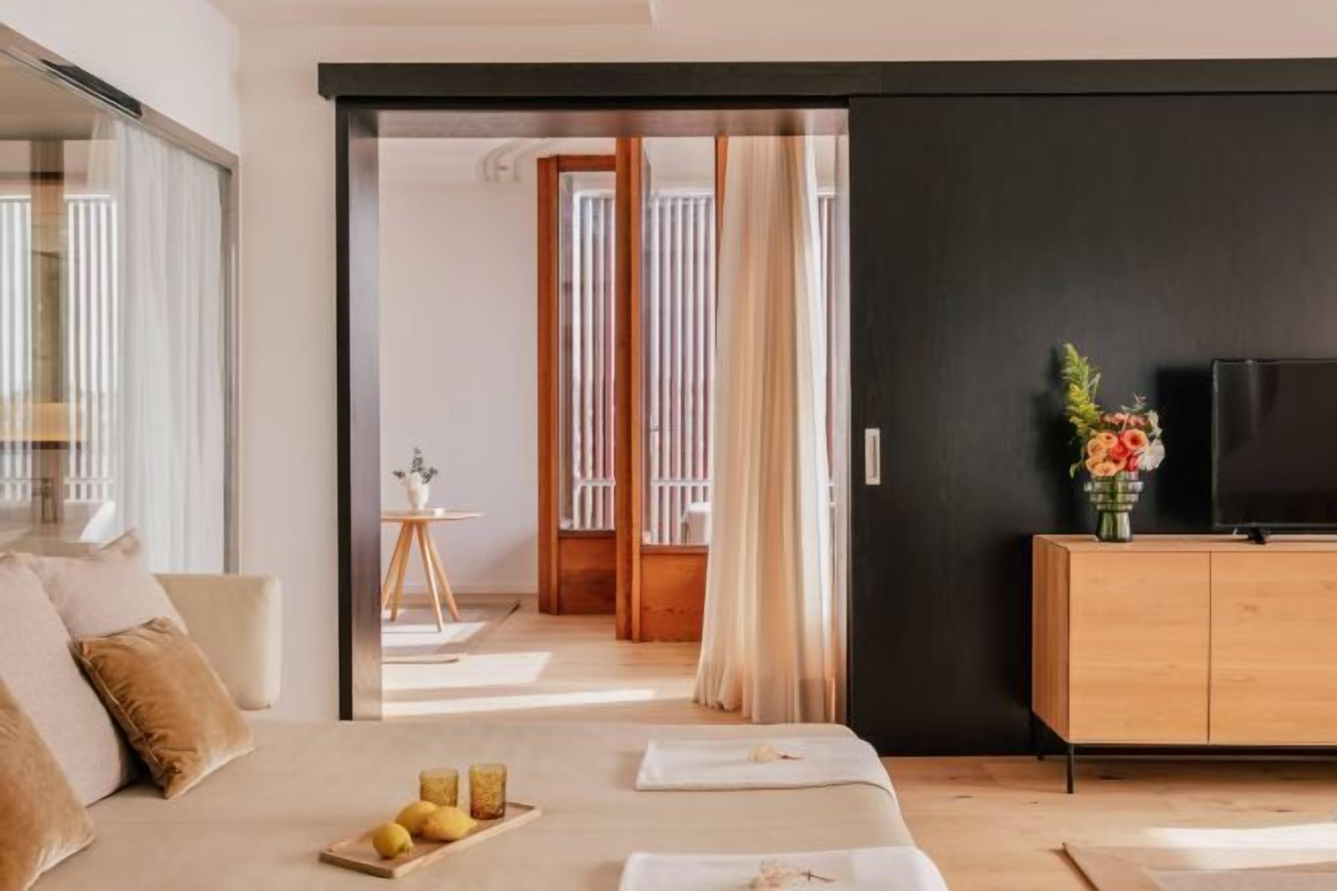 Allergiatestatut vuodevaatteet, minibaari, tallelokero huoneessa