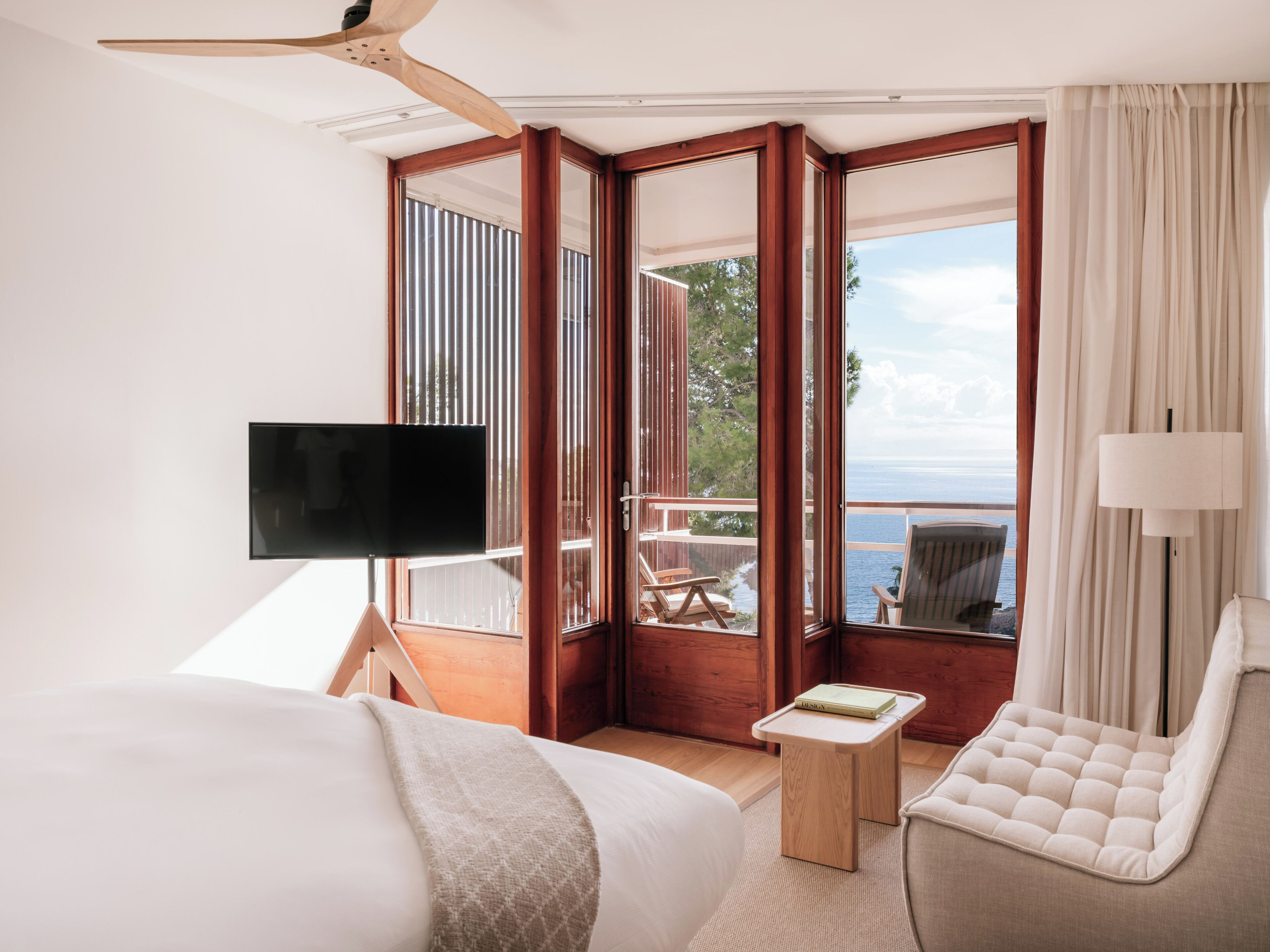 Junior Suite Sea View | Hypo-allergenic bedding, minibar, in-room safe, desk