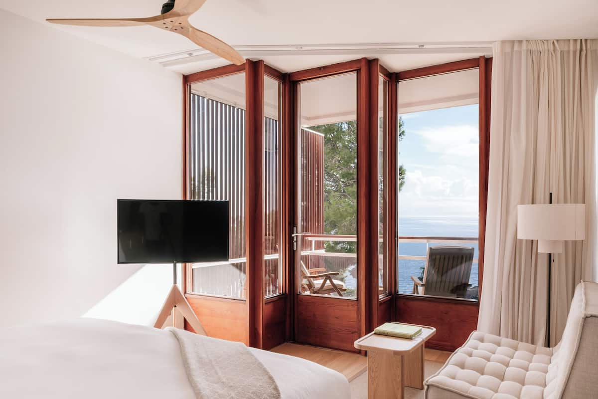Junior Suite Sea View | Hypo-allergenic bedding available, minibar, in-room safe, desk
