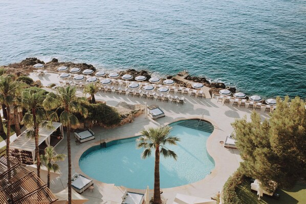 2 outdoor pools, pool loungers