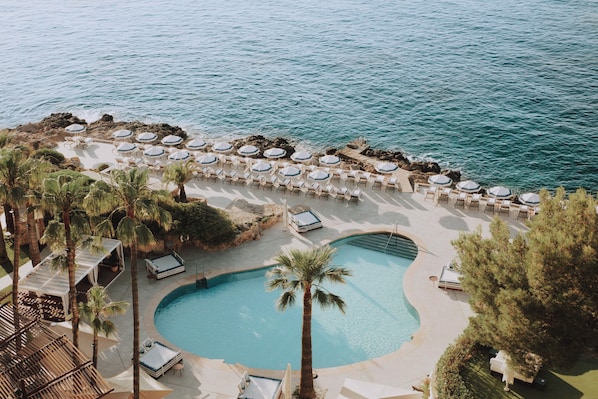 2 outdoor pools, pool loungers