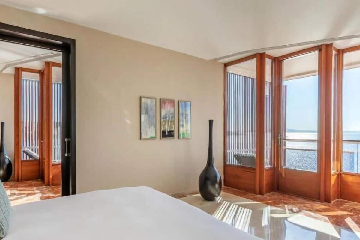 1 bedroom, hypo-allergenic bedding, minibar, in-room safe