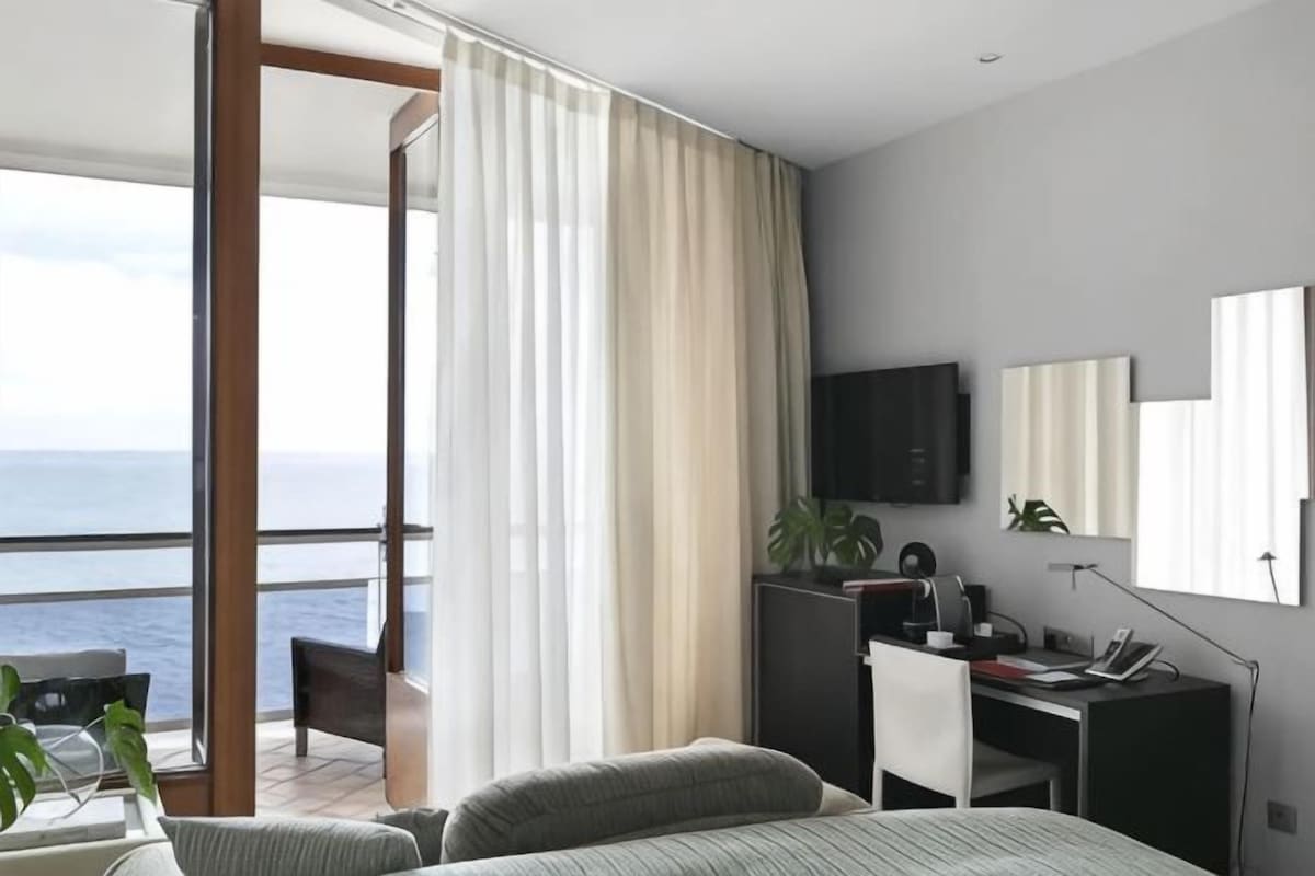 Hypo-allergenic bedding, minibar, in-room safe, desk