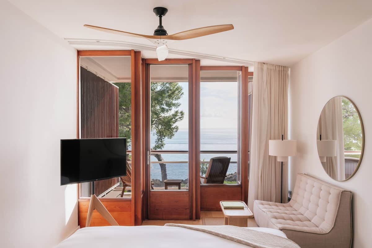 Premium Room, Sea View | Hypo-allergenic bedding available, minibar, in-room safe, desk